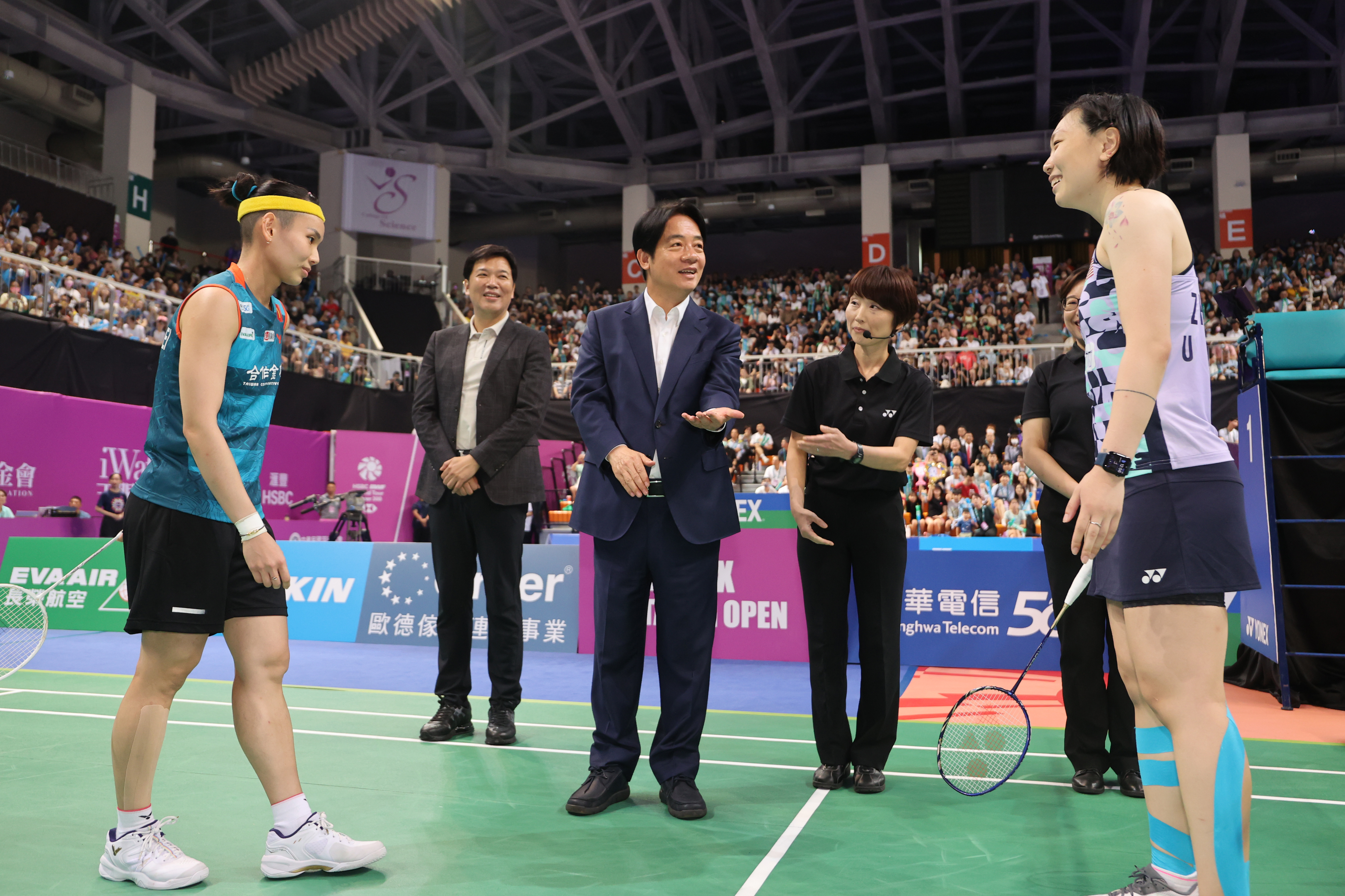 (圖)Vice President Lai Ching-te (middle) tossed a coin to begin the final of the Yonex Taipei Open 2023.